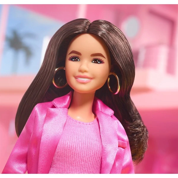 Mattel Barbie Signature The Movie - America Ferrera Als Gloria Puppe Zum Film Im Dreiteiligen Hosenanzug In Pink, Spielfigur 5 Mattel Barbie Signature The Movie - America Ferrera Als Gloria Puppe Zum Film Im Dreiteiligen Hosenanzug In Pink, Spielfigur – Bild 5