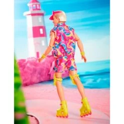 Mattel Barbie The Movie - Ken-Sammelpuppe Mit Inlineskating-Outfit 9 Mattel Barbie The Movie - Ken-Sammelpuppe Mit Inlineskating-Outfit -Angebote Puppen Welt Store Mattel Barbie The Movie Ken Sammelpuppe mit Inlineskating Outfit@@1919787 3