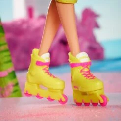 Mattel Barbie The Movie - Margot Robbie Als Barbie: Inlineskating-Sammelpuppe 11 Mattel Barbie The Movie - Margot Robbie Als Barbie: Inlineskating-Sammelpuppe -Angebote Puppen Welt Store Mattel Barbie The Movie Margot Robbie als Barbie Inlineskating Sammelpuppe@@1919786 5