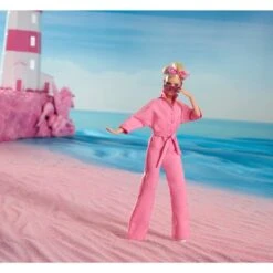 Mattel Barbie The Movie - Margot Robbie Als Barbie: Puppe Im Rosa Jumpsuit -Angebote Puppen Welt Store Mattel Barbie The Movie Margot Robbie als Barbie Puppe im rosa Jumpsuit@@1919788 2