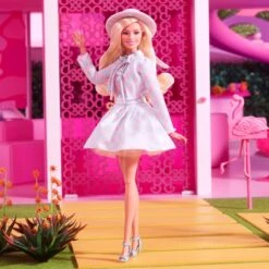 Mattel Barbie The Movie - Margot Robbie Als Barbie: Puppe Mit Blau-kariertem Outfit -Angebote Puppen Welt Store Mattel Barbie The Movie Margot Robbie als Barbie Puppe mit blau kariertem Outfit@@1918876 4